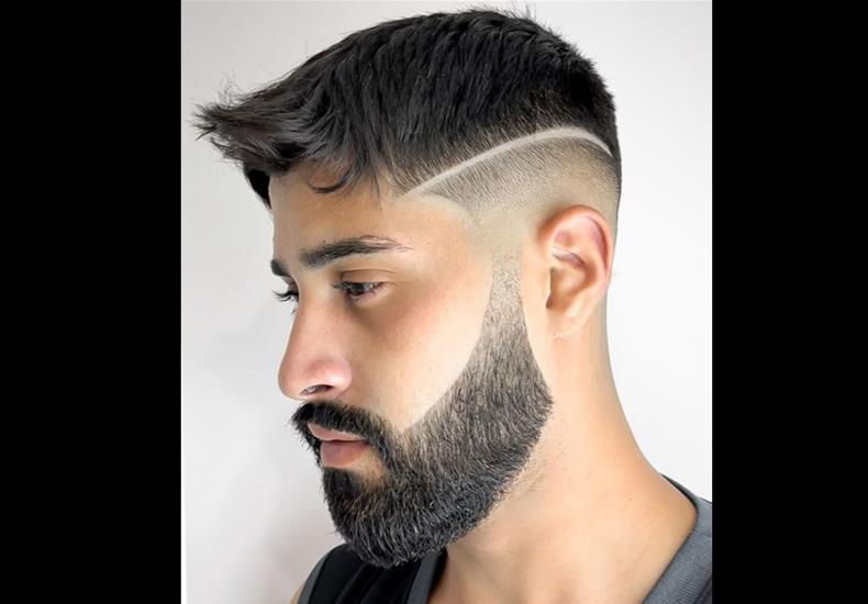 Barba sendo aparada na navalha
