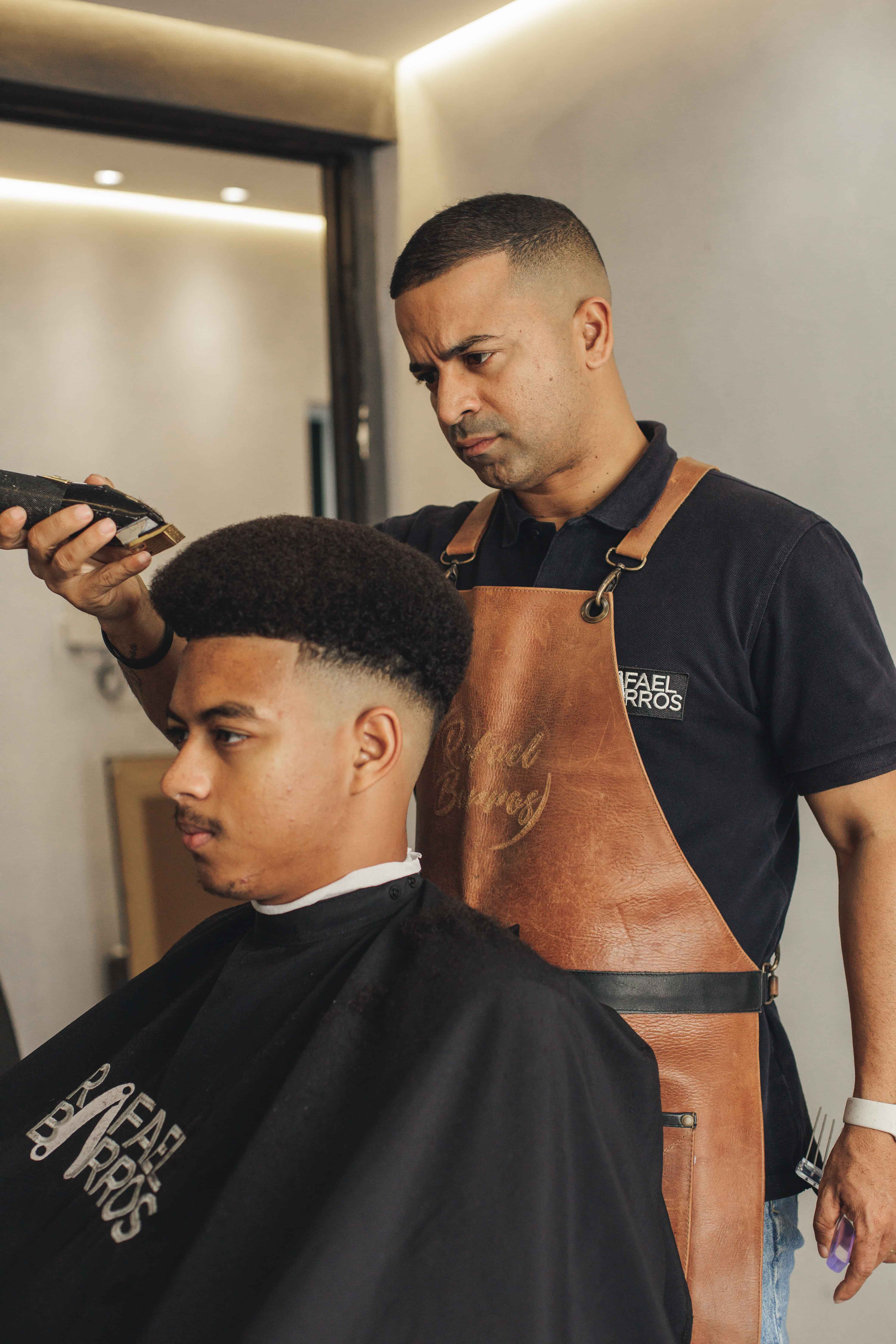 Corte masculino com tesoura e máquina